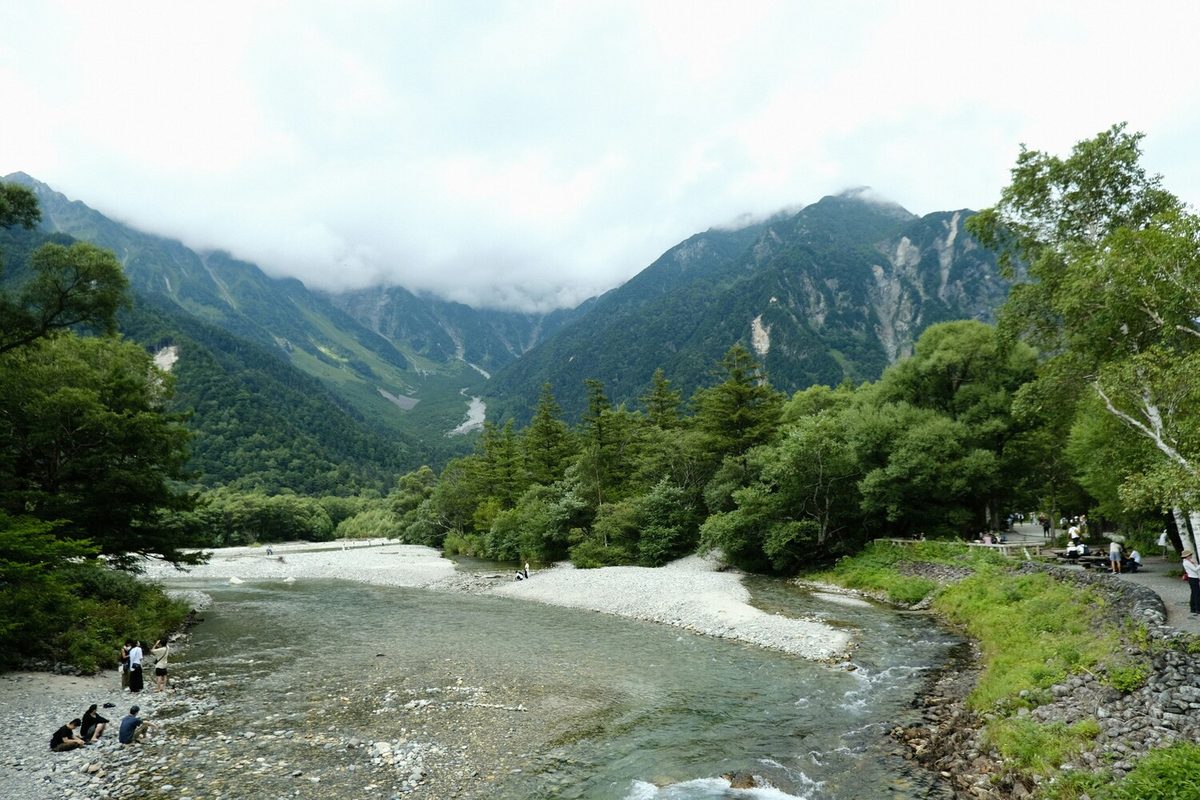 鴨川デルタの等間隔 — 空間が決める座り方