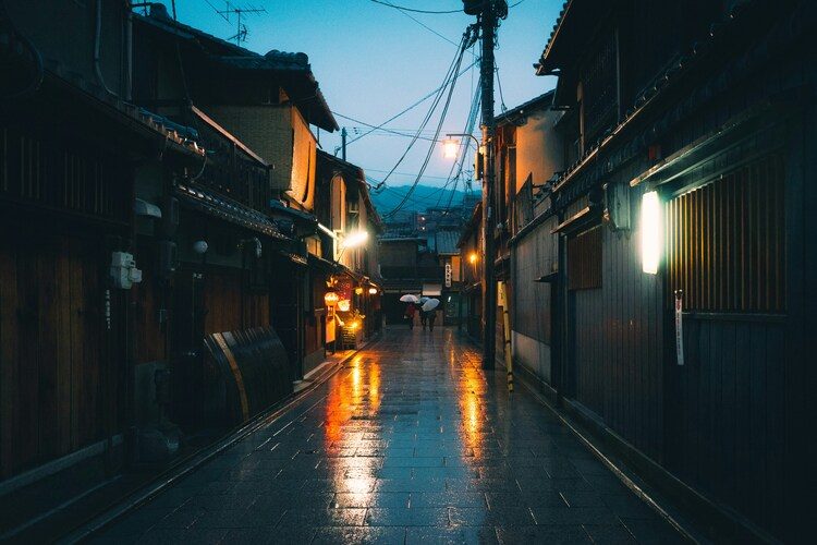 先斗町の夕暮れ — 二メートルの路地が変えるもの
